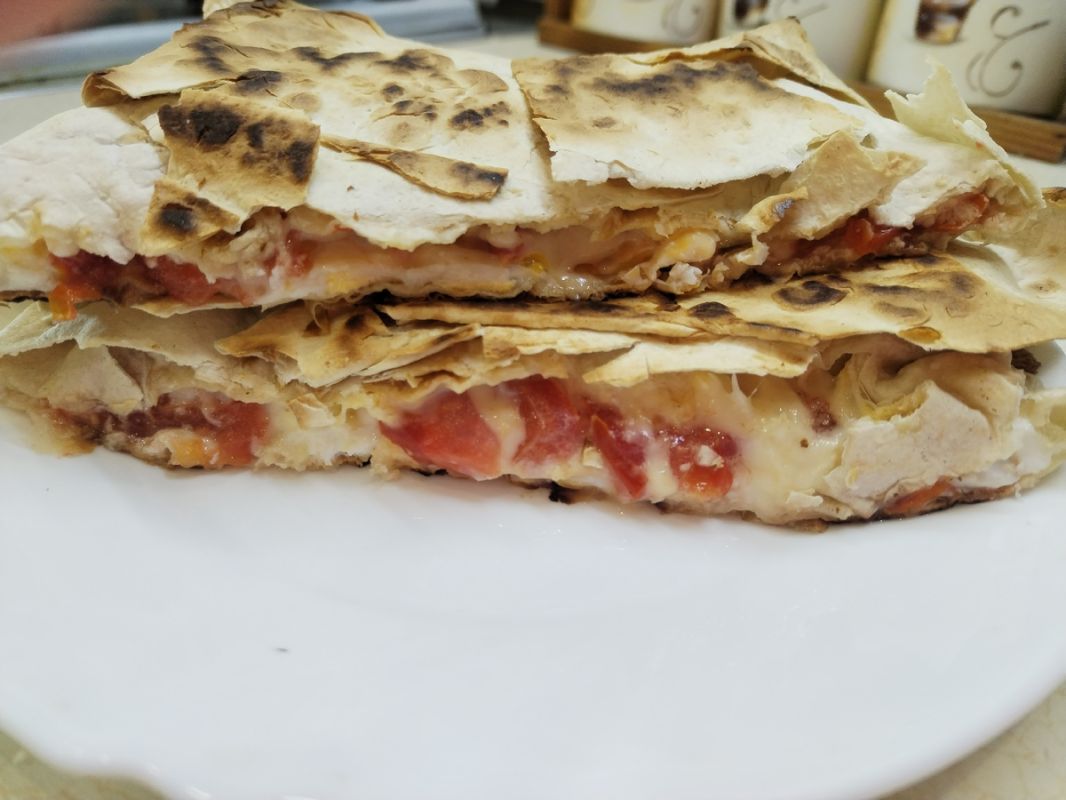 Новый взгляд на завтрак: лаваш с яйцами и сыром