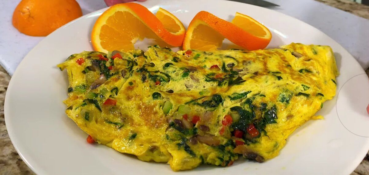 Нежный овощной омлет с сыром для праздничного завтрака