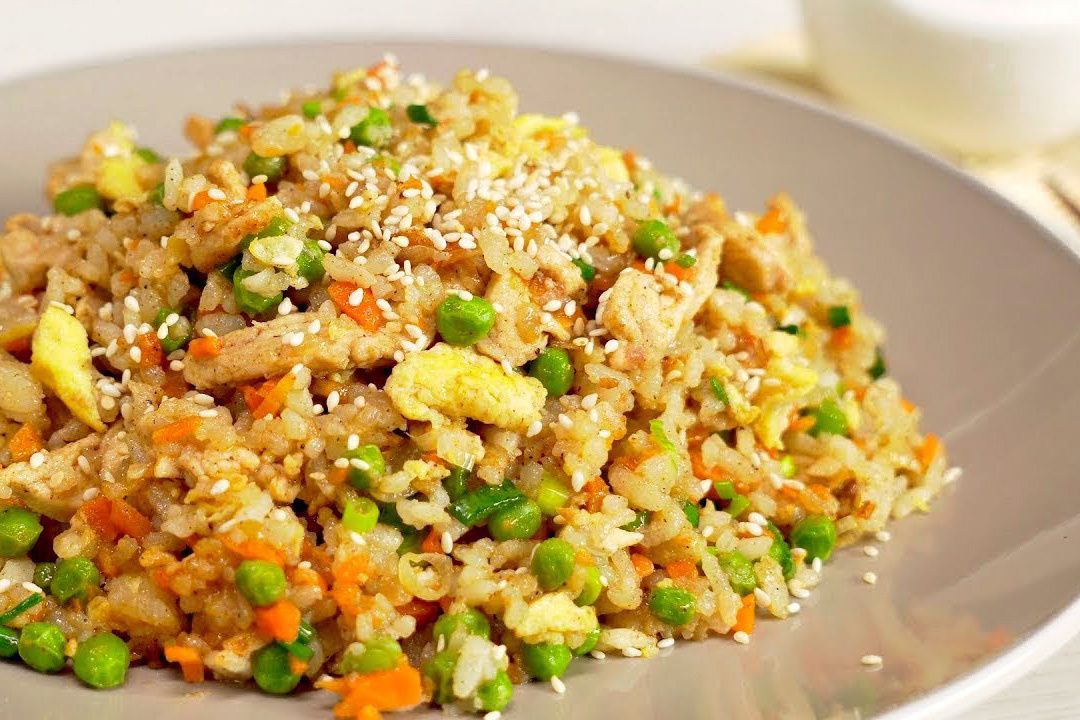 Насладитесь тайским рисом с курицей и овощами: быстро и вкусно