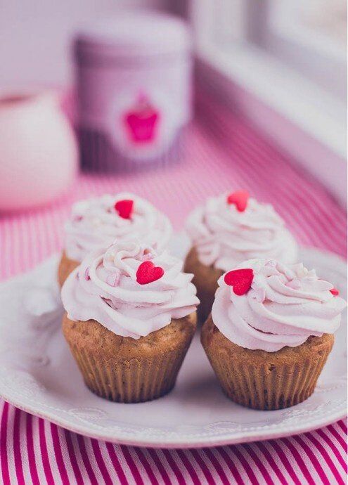 Нежные капкейки с ягодным джемом для любого праздника