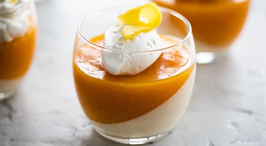 Летний десерт из фруктов и ряженки в стаканчиках