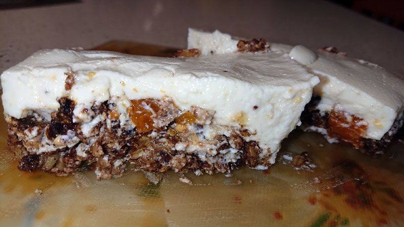 Нежный заливной десерт с хурмой и вишней: готовим потрясающее лакомство