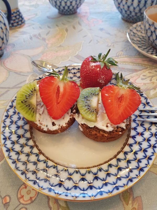 Ароматные банановые кексы с клубникой для вашего утра