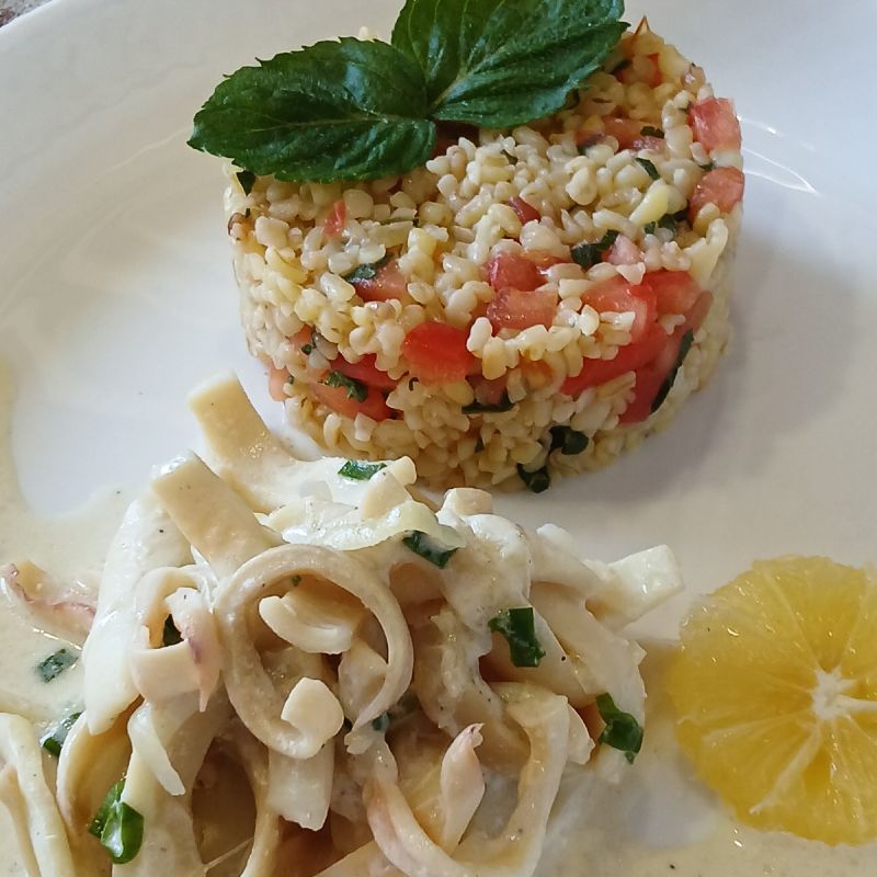 Морской бефстроганов: кальмары в сливочном соусе с булгуром и свежими помидорами