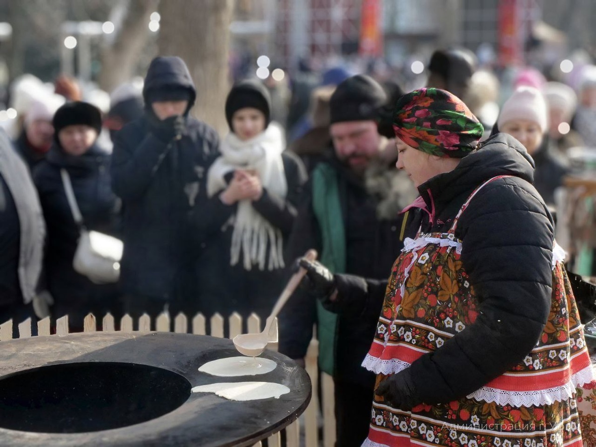 Уфимцы насладились добрыми блинами в саду имени Аксакова