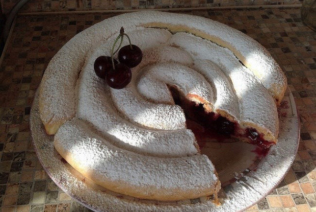 Нежный пирог с вишней: легкий рецепт для каждого