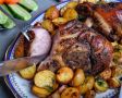 Необычное новогоднее угощение: свиная рулька с картошкой