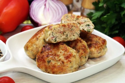 Нежные котлеты из куриного филе и бекона: простой рецепт