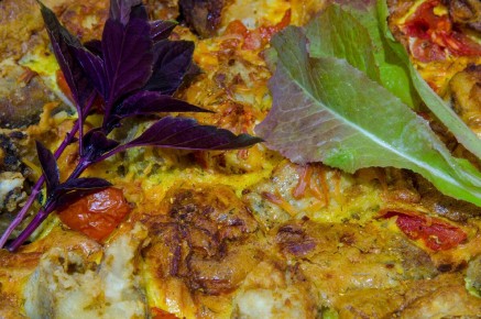 Невероятный рецепт минтая с помидорами и ароматным сыром