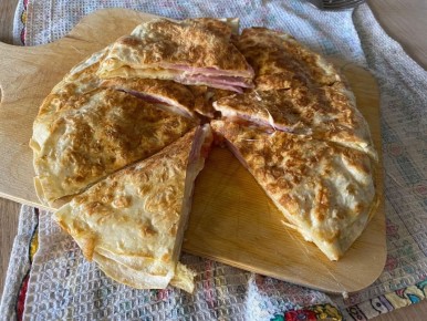 Ленивый, но очень вкусный! Слоеный пирог из лаваша с колбасой и сыром