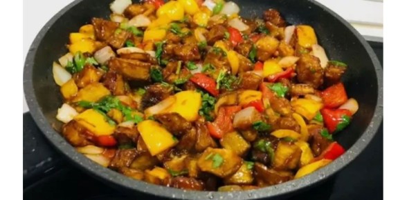 Восхитительные баклажаны с овощами в кисло-сладком соусе