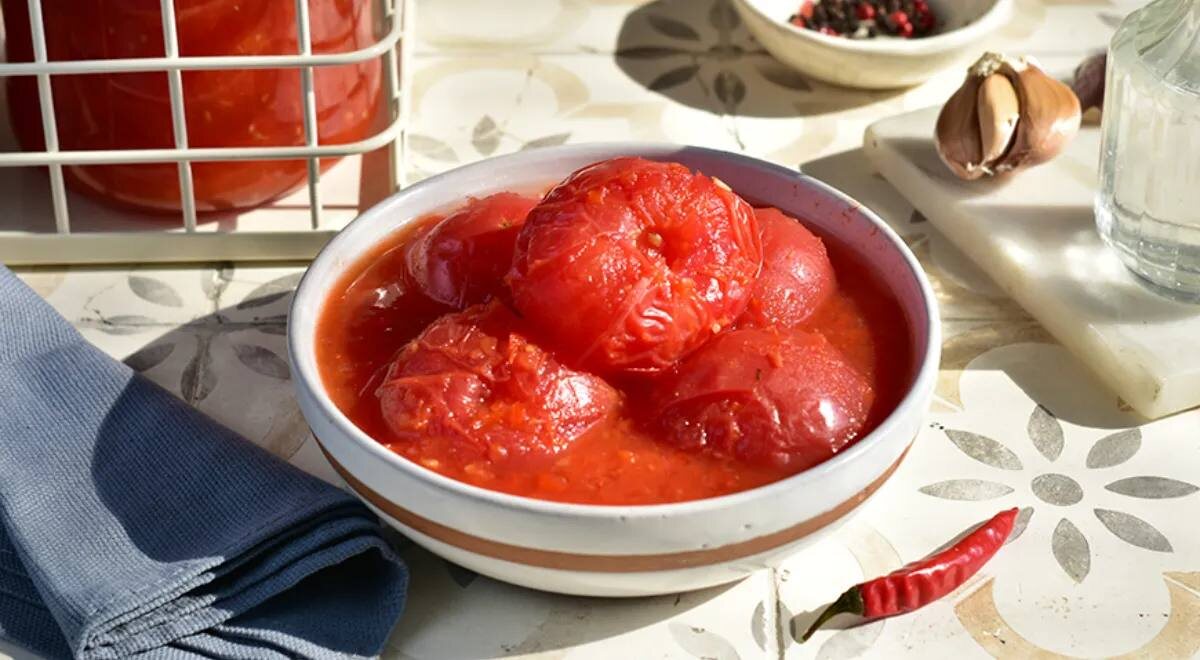 Как сохранить вкус лета: полезные советы по заготовке помидоров