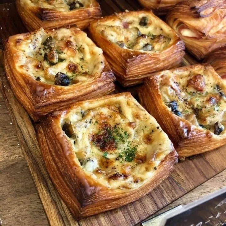 Нежный жульен в слоеном тесте: простой рецепт для любого стола