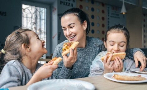 Необычная ситуация в кафе: гостья перепутала сыр с тестом и вызвала переполох