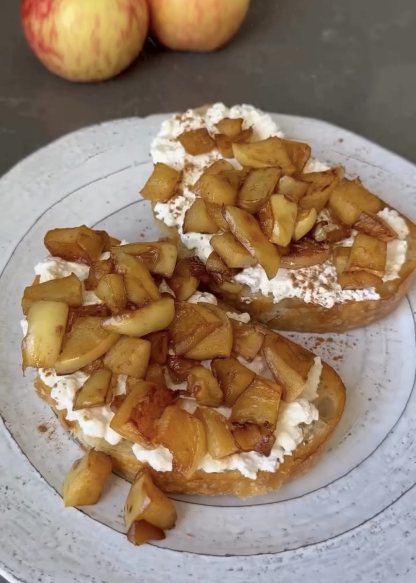 Нежный тост с рикоттой и яблоками: идеальный завтрак без гистамина