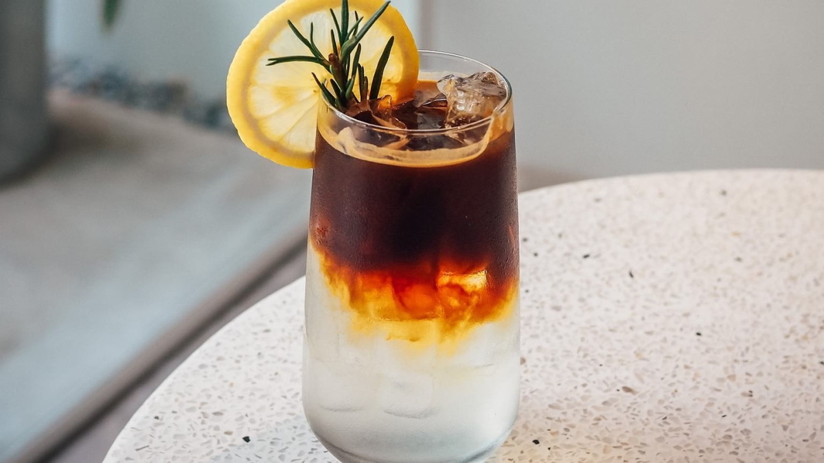 Эспрессо-тоник: свежий взгляд на кофе и вечернюю бодрость