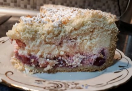 Нежный творожно-вишневый пирог: идеальное лакомство к чаю