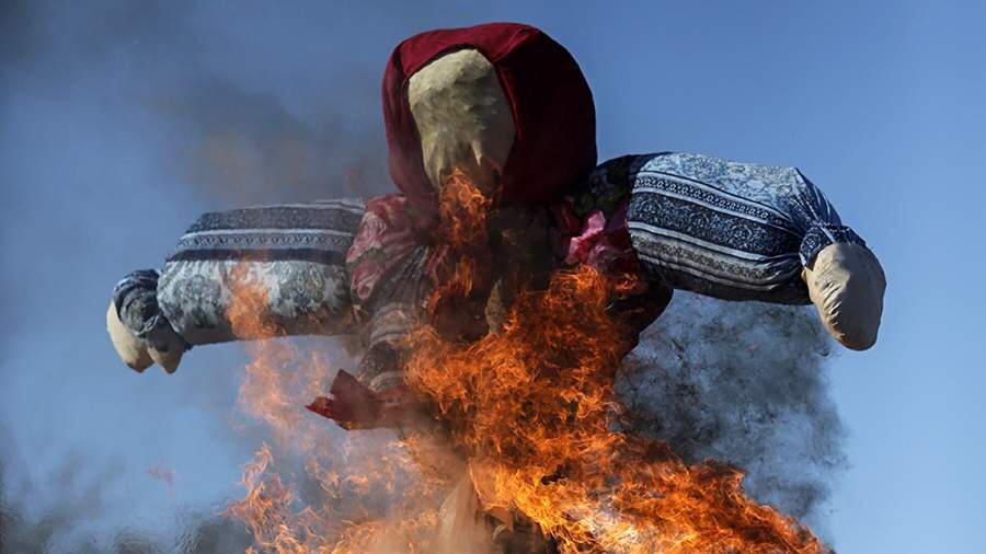 Юрист рассказал о рисках сжигания чучела на Масленицу