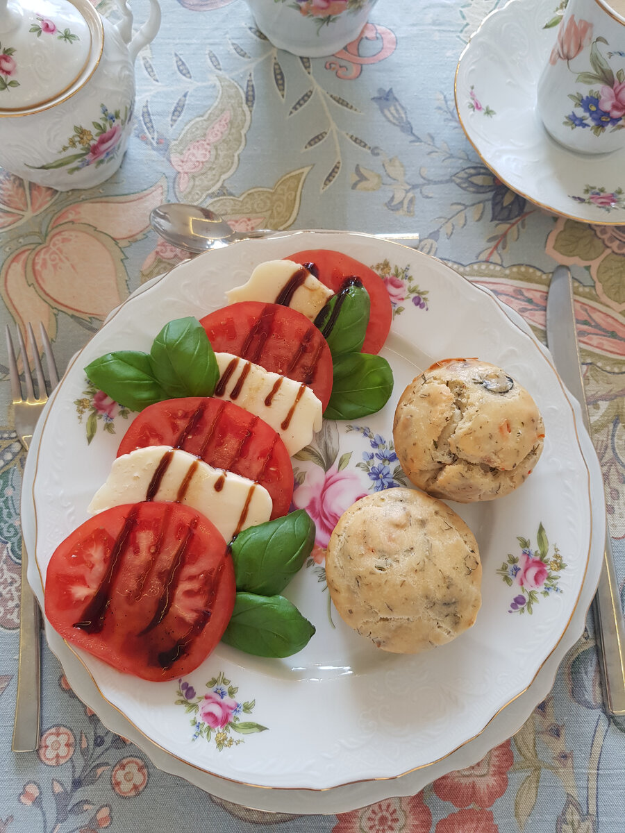 Нежные кексы и классический салат капрезе для летнего стола