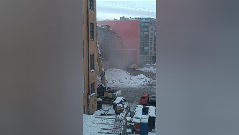 На Кирилловской улице сносится символ эпохи: завод эмалированной посуды