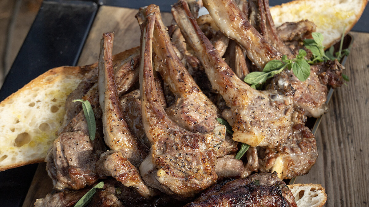 Сочный шашлык: каре барашка и овощной салат в летнем меню