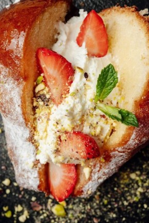 Каждый месяц на витрине 6pm bread kitchen появляются удивительные сладости