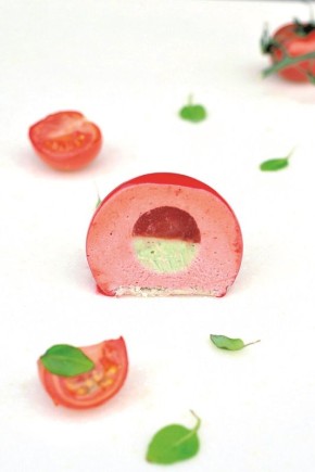 Неповторимое сочетание: пирожные с клубникой, томатом и базиликом