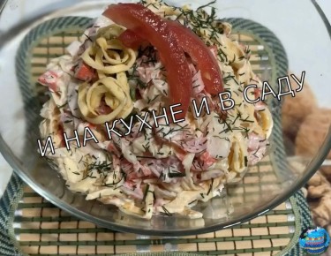 Салат с крабовыми палочками и яичными блинчиками