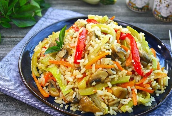 Рис с кабачками, сладким перцем и грибами: идеальное сочетание для вегетарианцев