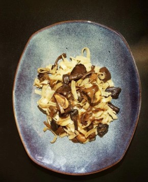 Лапша с грибами и овощами: простое и вкусное решение для ужина