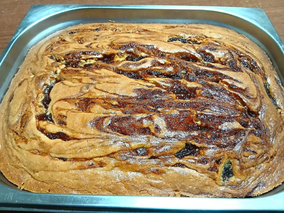 Воздушный пирог с вареньем: легкость теста и ягода пятнами