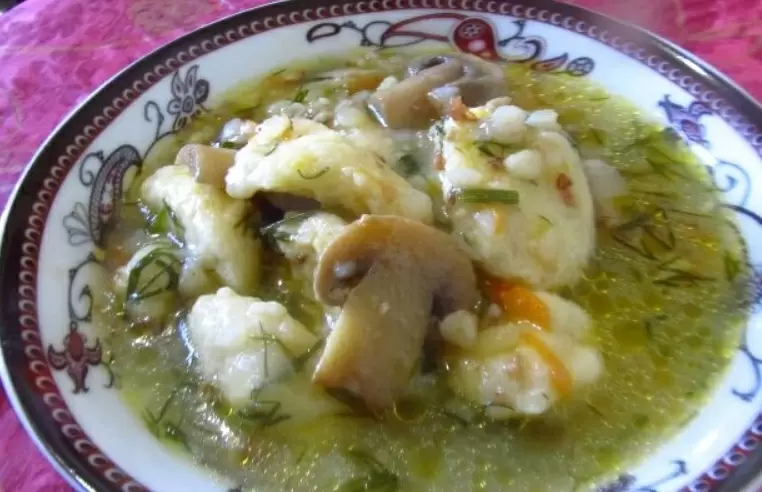 Уютный гречневый суп с грибами и картофельными клецками