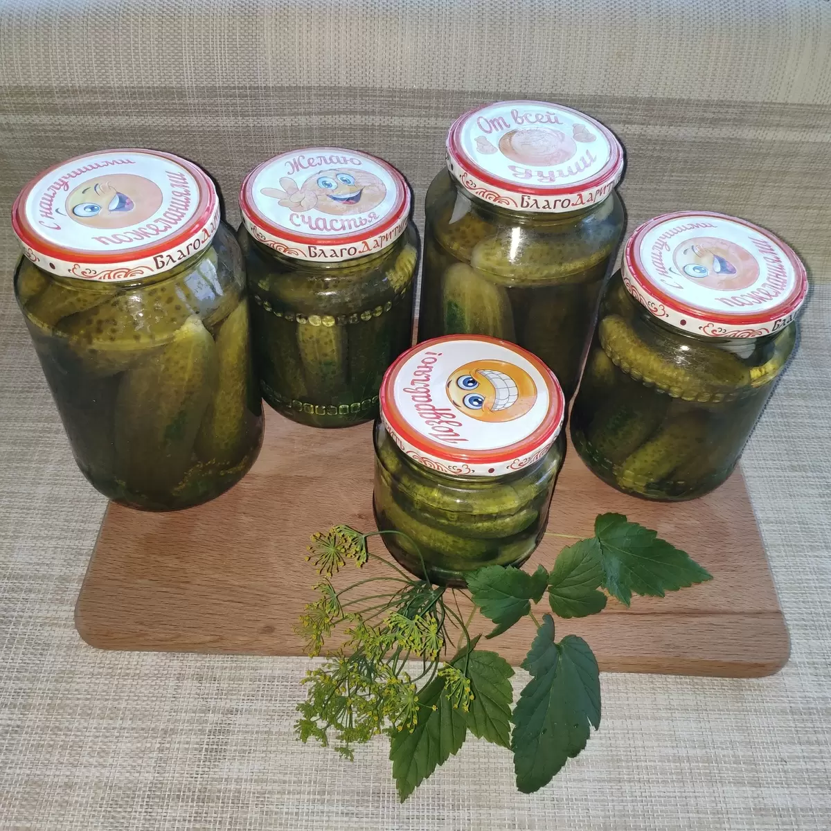 Как заготовить хрустящие маринованные огурцы: простые шаги к летнему наслаждению