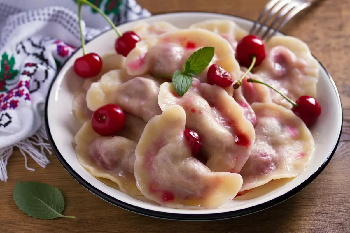 Искусство приготовления вареников с вишней
