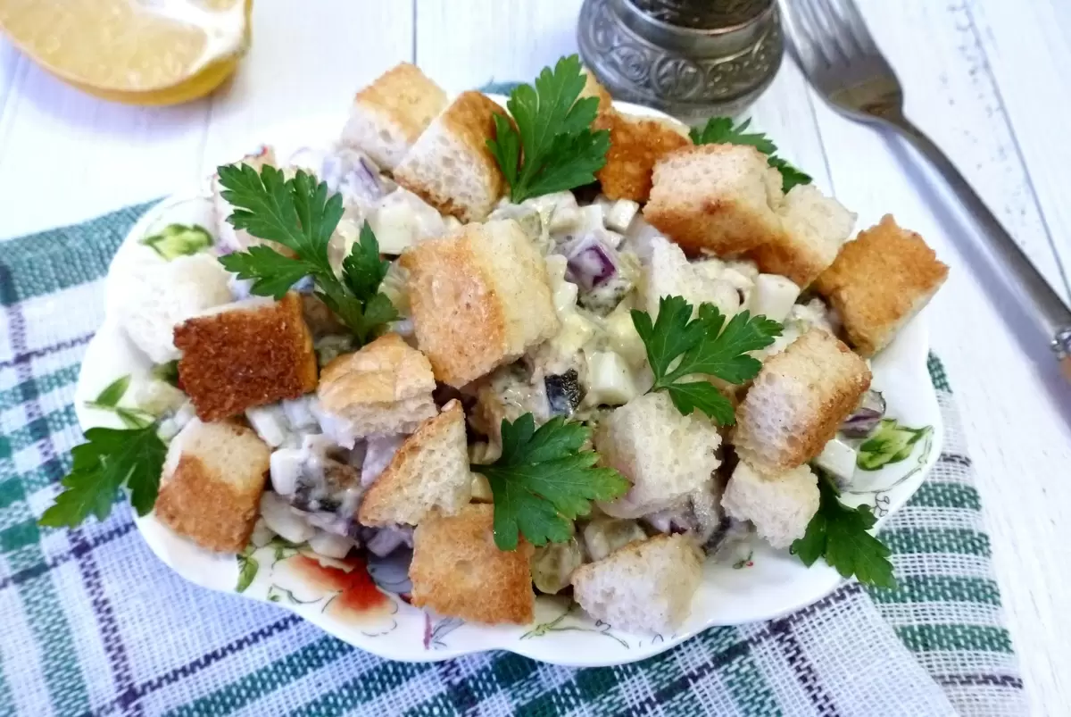 Сытный шпротный салат с хрустящими сухариками