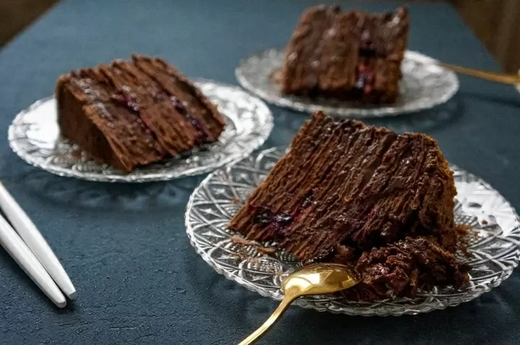 Шоколадный Наполеон: изысканный торт с ягодными прослойками