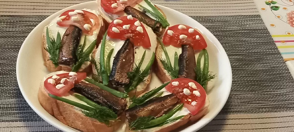 Закуска на любой праздник: бутерброды со шпротами в виде мухоморчиков