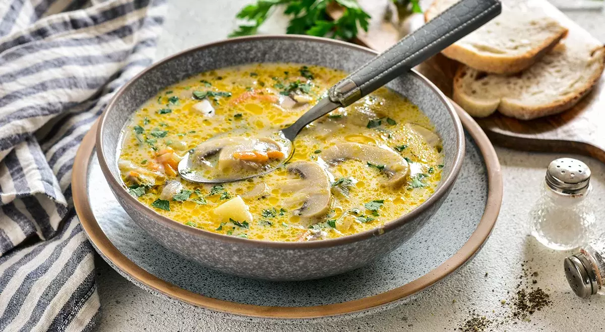 Грибной суп с плавленым сыром и тимьяном: идеальное тепло зимнего вечера