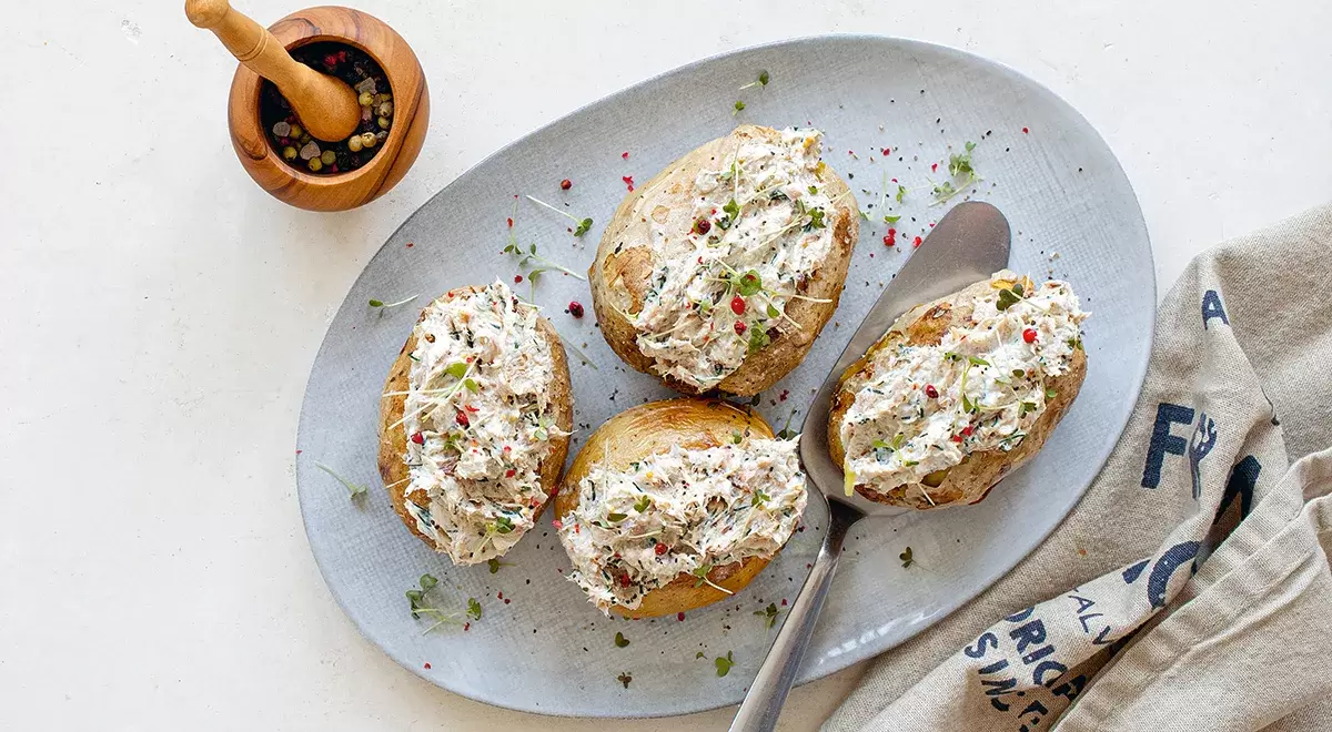 Запеченный картофель с копченой скумбрией: простое и сытное блюдо для гурманов