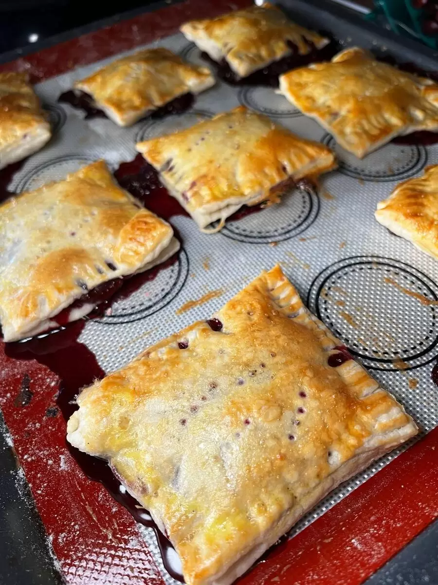 Ароматные слойки с ягодами