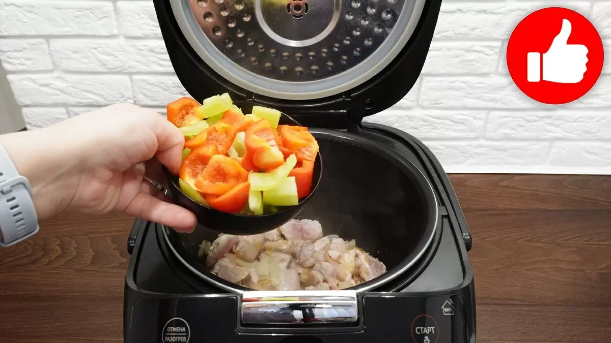 Сочный паприкаш из курицы: просто и быстро в мультиварке