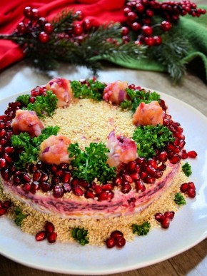 Творите кулинарные шедевры: салаты в форме венка и торта