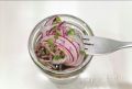 Постные салаты с маринованным луком: два вкусных рецепта на любой случай