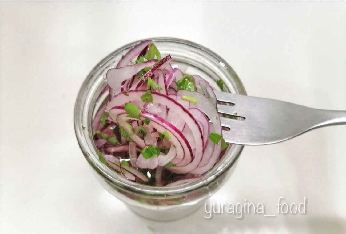 Постные салаты с маринованным луком: два вкусных рецепта на любой случай