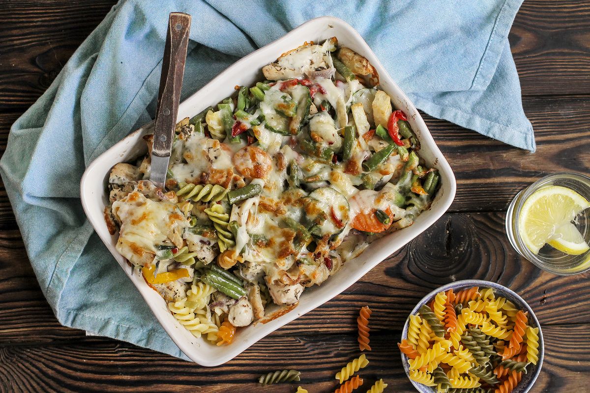 Цветные фузилли с курицей и овощами: яркое блюдо для всей семьи
