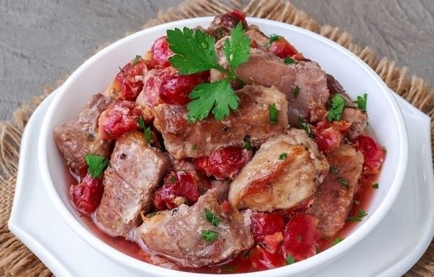 Запеченное мясо с вишней: гармония вкусов на вашем столе