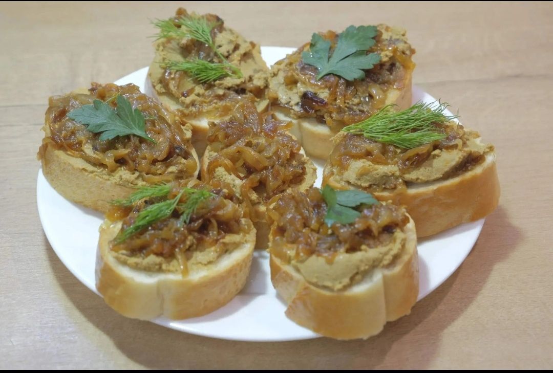 Нежный печеночный паштет с карамелизированным луком